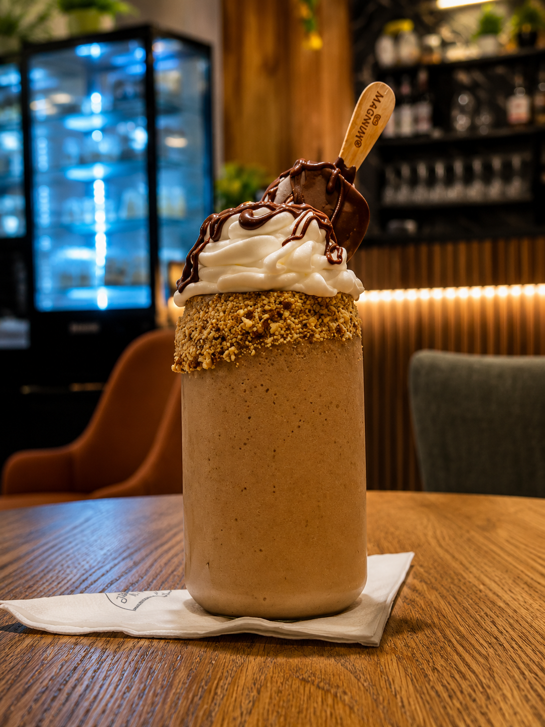 Milkshake chocolaté gourmand avec crème chantilly et éclats de noisette