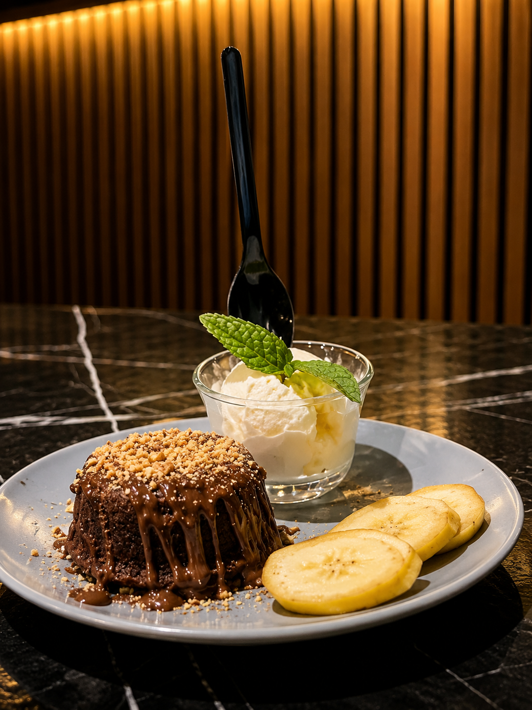 Moelleux au chocolat coulant avec glace vanille et banane